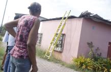 El techo de una casa del sector quedó con daños a causa de las detonaciones.