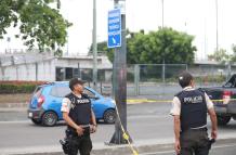 Los policías acudieron al sitio ante la alerta de posibles artefactos explosivos.