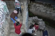 Hombres, mujeres y niños trabajan en la regeneración de Miraflores Alto 2, en el noroccidente de Quito.