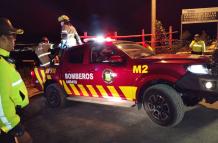 Los bomberos y policías ayudaron a retirar el cadáver arrojado en un terreno baldío.