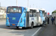 El bus que atropelló a una adulta mayor en el norte de Guayaquil.