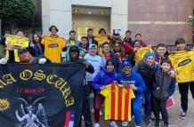 Hinchas de Barcelona respaldaron al equipo en su entrenamiento