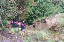 Bomberos realizaron labores para sacar a la persona del abismo.