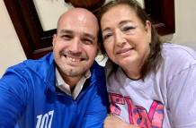 El alcalde Agustín Intriago junto a su mamá.