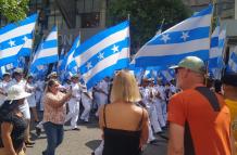 Familias están alegres por el desfile en honor a Guayaquil.