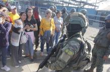 Personas aún piden información por sus familiares dentro de la Penitenciaría del Litoral.