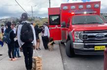 En el último hecho delictivo, el pasajero de un bus resultó con heridas en la espalda. Paramédicos lo atendieron.