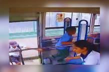 El menor de edad fue captado por el sistema de vigilancia del bus de transporte público.