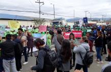 Cuencanos protestan por una supuesta transformación de la administración de la Eléctrica.