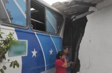 Un bus se impactó contra una vivienda en Flor de Bastión.