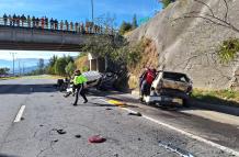 Una plataforma embistió a dos vehículos en la Ruta Viva.