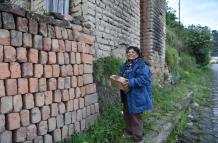 Cecilia Pilaluisa muestra cómo se hacía el trabajo cuando ella era aún una niña.