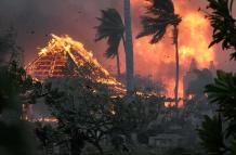 El vestíbulo de la histórica Iglesia de Waiola de Lahaina envuelto en llamas.