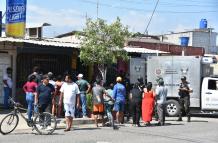 Afuera de una tienda libaban tres personas quienes fueron atacadas a bala, dos murieron y una está gravemente herida.