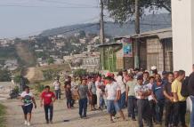 Largas colas en Flor de Bastión para votar, pese a que el sector es peligroso.