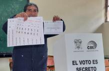 Yaku Pérez al momento del voto.