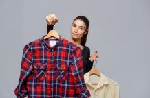 mujer-sosteniendo-camisas-eligiendo-que-ropa-usar