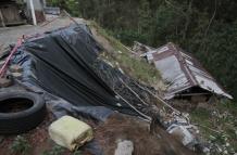 Hace cinco meses hubo un deslave y una casa quedó enterrada. Los moradores temen que otros inmuebles colapsen.