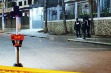 A un costado de la calle, en La Libertad, quedó el cadáver.