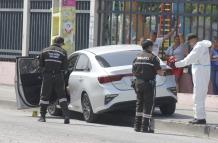 Sobre la vereda quedó el auto atacado.