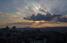 Las Brigadas de Al Qasam, el brazo armado de Hamás lanzan cohetes desde la franja costera de Gaza hacia Israel.