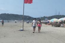 Los turistas llegan a las playas peninsulares.