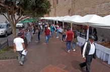 Turistas colman las ferias artesanales en Cuenca.