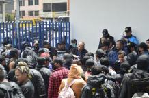 Guardias de seguridad se tomaron la Estación de El Recreo para exigir el pago de sus sueldos.