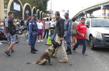 El perro acompaña al mayor Cevallos para detectar cualquier objeto sospechoso.