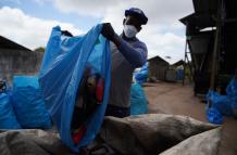 Envases de aceite retirados de Galápagos