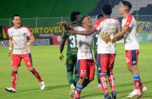 Los jugadores de El Nacional y su festejo tras el gol de Jorge Ordóñez, en el estadio 9 de Mayo de Machala.