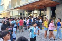 Galápagos es una locura hinchas de Messi fuera del hotel Índigo a la espera que aparezcas Lionel Messi.