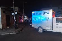 Una unidad móvil de Medicina Legal llegó hasta al sitio para retirar el cadáver.