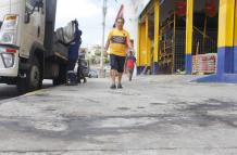 Fuera de un local de venta de planchas de zinc incendiaron un vehículo. Bomberos apagaron el fuego.