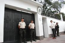 Miembros policiales fueron ubicados en la parte externa de la Embajada de México.