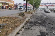 En los exteriores del centro comercial aún quedaban las huellas del incendio vehicular