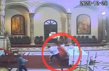 Captura de video del momento exacto en el que extranjero agredió al sacerdote.