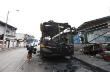 Un expreso escolar quedó quemado, en el sur de Guayaquil.