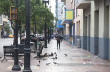 La calle 9 de Octubre luce vacía y el comercio es escaso.