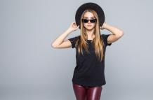 jovencita-bonita-gafas-sol-brillantes-vestida-sombrero-negro-camiseta-negra-pantalon-oscuro-aislado-sobre-fondo-gris