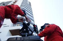 Agentes realizan la inspección en el lugar y edificio donde murió un joven.