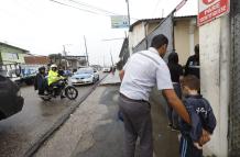 Padres llevaban a sus hijos a la escuela, que es resguardada por policías.