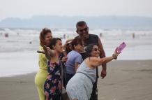 Familia compartiendo en las playas de Esmeraldas durante el feriado de Carnaval.