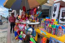 La comerciante Lilian Ashqui junto a sus puestos de Carnaval y San Valentín.