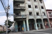 Edificio con daño estructural en el suburbio