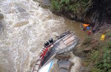 El tráiler quedó en el río.