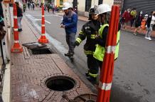 La tapa redonda de esta alcantarilla en la calle Flores, entre Olmedo y Mejía, ocasionó una grave afectación a una mujer.