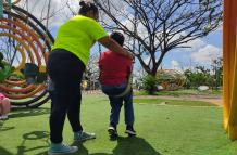 Gente protegiendose del sol e hidratandose parque Samanes