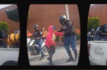 La mujer trataba de impedir que se le llevaran la carreta de granizados.CAPTURA DE PANTALLA