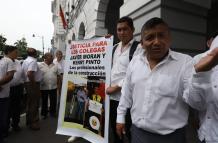 Plantón ingenieros civiles en Gobernación del Guayas